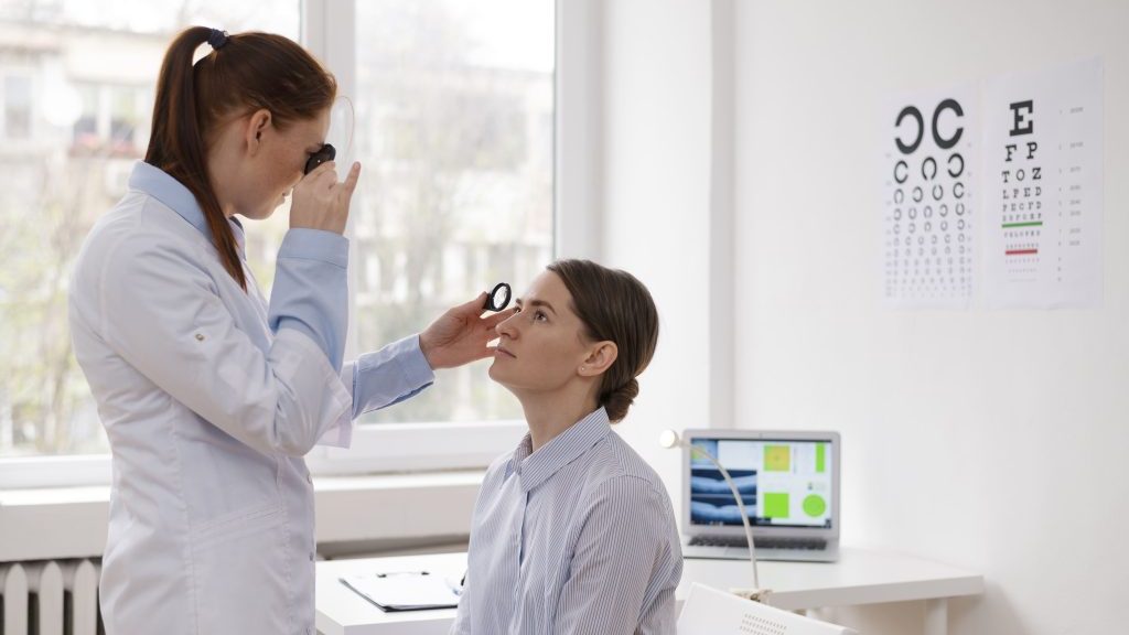 Uso excessivo de telas aumenta casos de fadiga ocular e reforça a importância dos cuidados com a visão